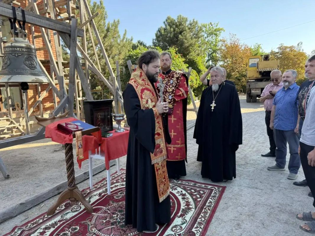 24 августа епископ Бердянский и Приморский Петр совершил молебен на территории Пантелеимоновского храма г. Бердянска и благословил поднять колокола на колокольню храма 24 августа епископ Бердянский и Приморский Петр совершил молебен на территории Пантелеимоновского храма г. Бердянска и благословил поднять колокола на колокольню храма