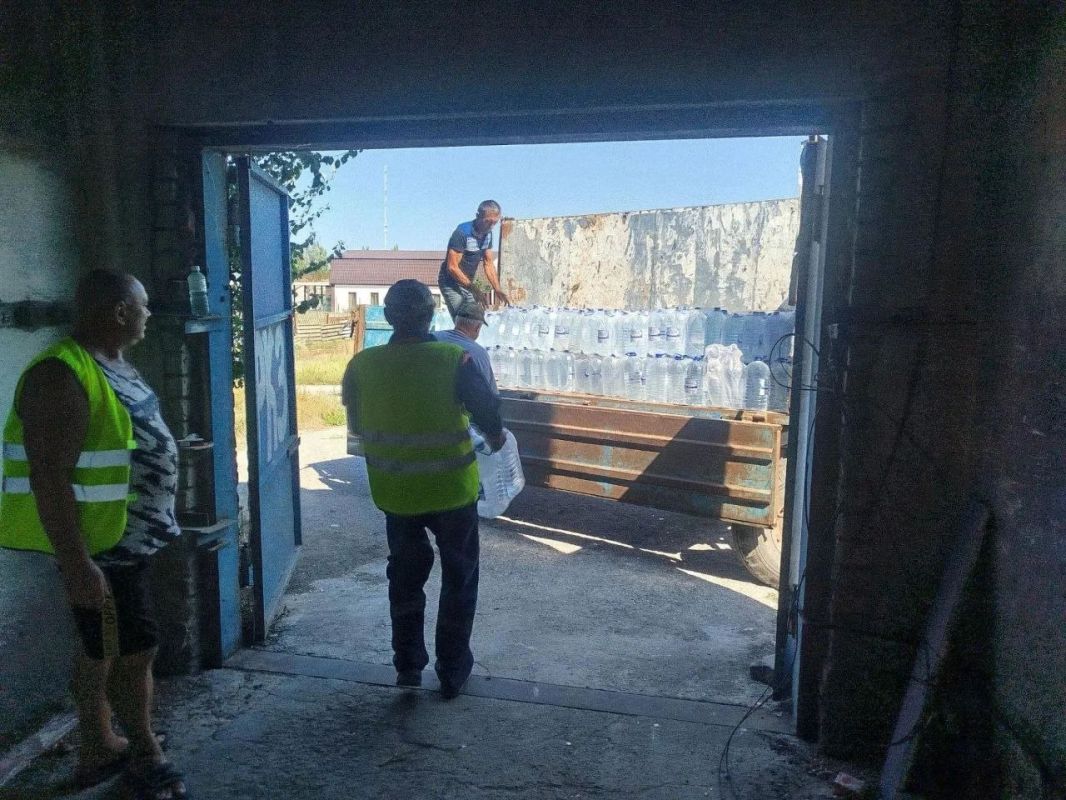 Развоз гуманитарной воды жителям льготной категории Кирилловского сельского поселения Развоз гуманитарной воды жителям льготной категории Кирилловского сельского поселения