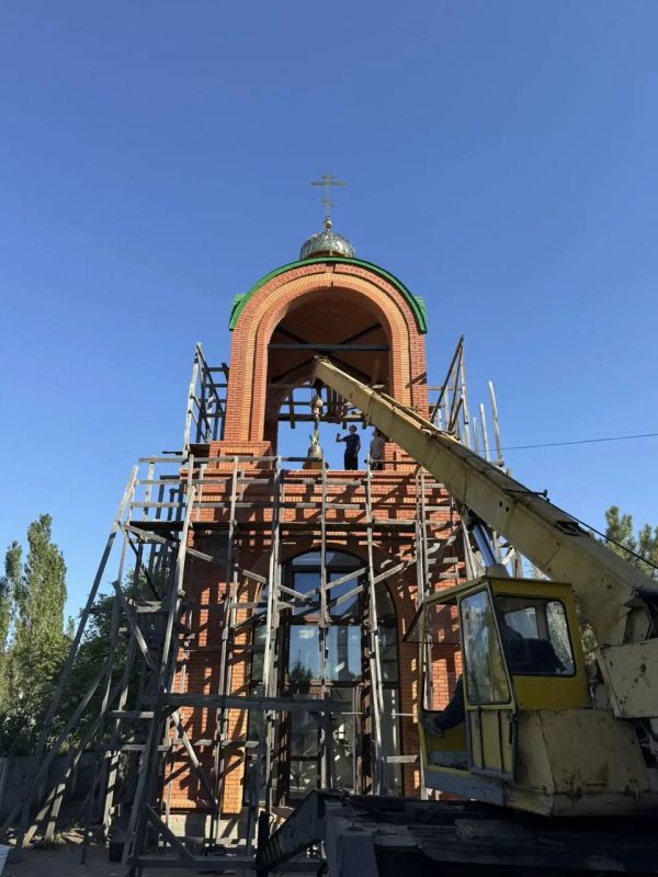 24 августа епископ Бердянский и Приморский Петр совершил молебен на территории Пантелеимоновского храма г. Бердянска и благословил поднять колокола на колокольню храма 24 августа епископ Бердянский и Приморский Петр совершил молебен на территории Пантелеимоновского храма г. Бердянска и благословил поднять колокола на колокольню храма