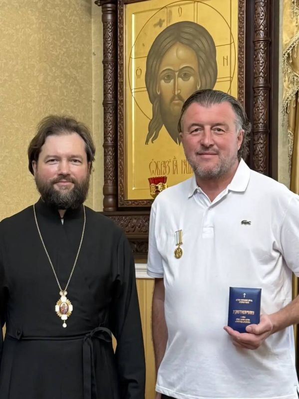 24 августа епископ Бердянский и Приморский Петр совершил молебен на территории Пантелеимоновского храма г. Бердянска и благословил поднять колокола на колокольню храма 24 августа епископ Бердянский и Приморский Петр совершил молебен на территории Пантелеимоновского храма г. Бердянска и благословил поднять колокола на колокольню храма