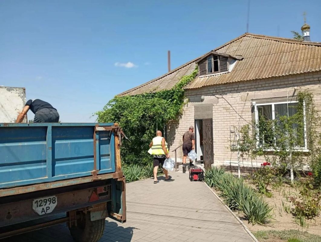 Развоз гуманитарной воды жителям льготной категории Кирилловского сельского поселения Развоз гуманитарной воды жителям льготной категории Кирилловского сельского поселения