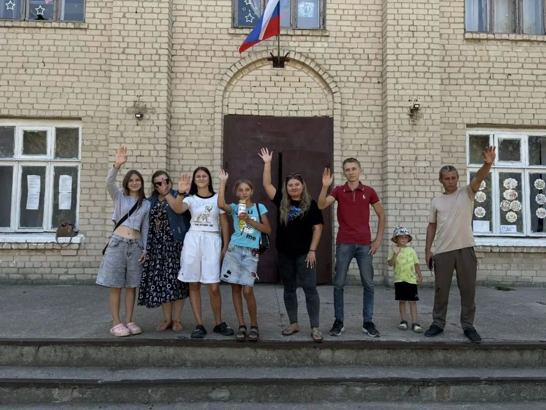 До свидания, лето!. Детвора Приморского муниципалитета вместе с сотрудниками учреждений культуры устроила трогательное прощание с уходящим летом и школьными каникулами До свидания, лето!. Детвора Приморского муниципалитета вместе с сотрудниками учреждений культуры устроила трогательное прощание с уходящим летом и школьными каникулами