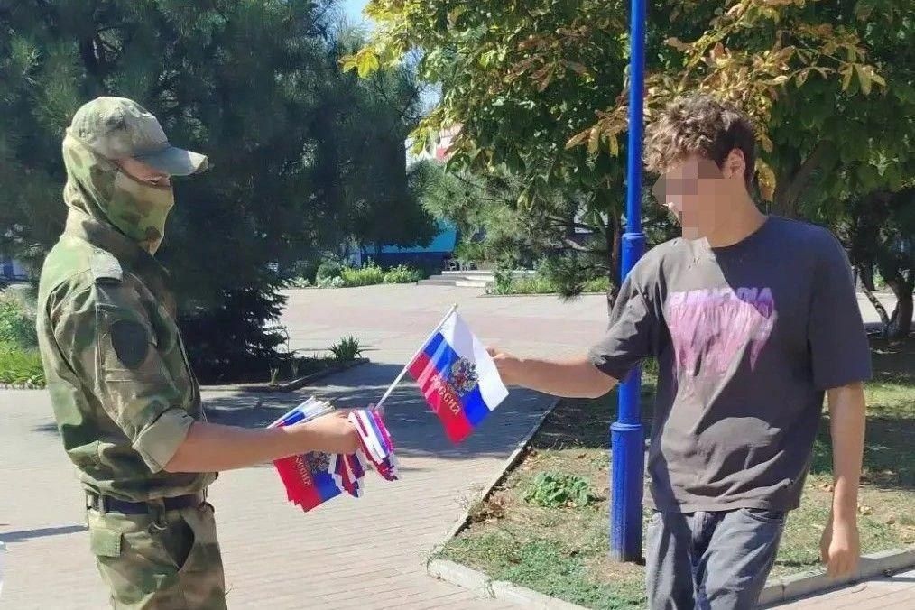 Росгвардейцы поздравили граждан с Днем Российского флага в Бердянске Росгвардейцы поздравили граждан с Днем Российского флага в Бердянске
