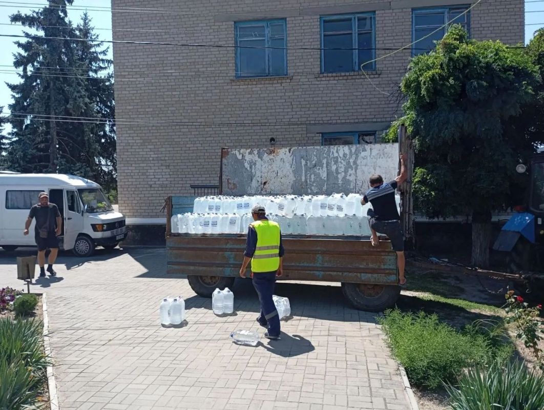 Развоз гуманитарной воды жителям льготной категории Кирилловского сельского поселения Развоз гуманитарной воды жителям льготной категории Кирилловского сельского поселения