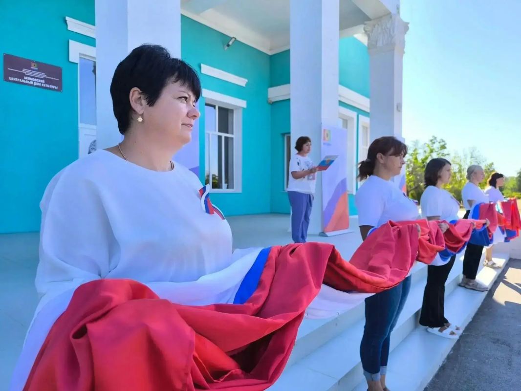 Сотрудники Кадрового центра по пгт Акимовке и Акимовскому району присоединились к торжественному мероприятию ко Дню Государственного флага Российской Федерации, которое объединило руководство администрации округа, работников... Сотрудники Кадрового центра по пгт Акимовке и Акимовскому району присоединились к торжественному мероприятию ко Дню Государственного флага Российской Федерации, которое объединило руководство администрации округа, работников...