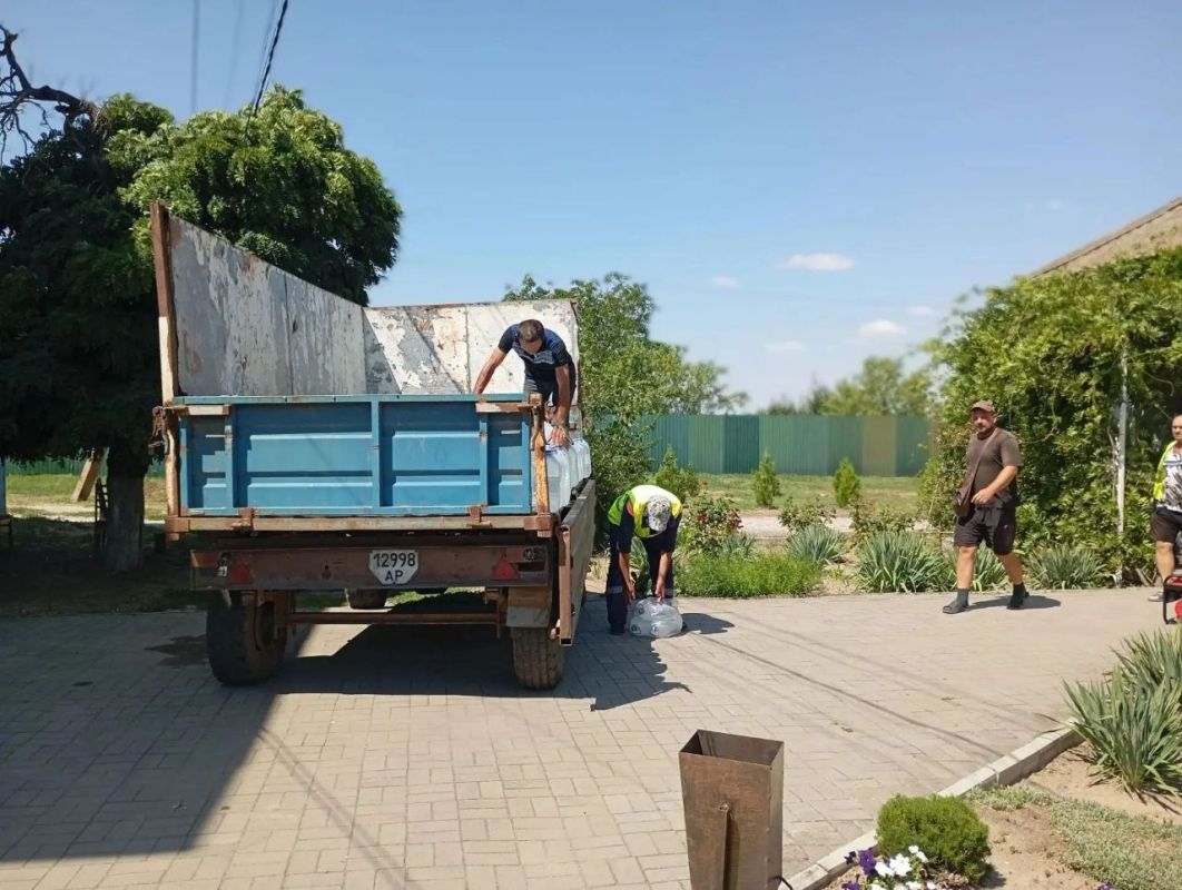 Развоз гуманитарной воды жителям льготной категории Кирилловского сельского поселения Развоз гуманитарной воды жителям льготной категории Кирилловского сельского поселения