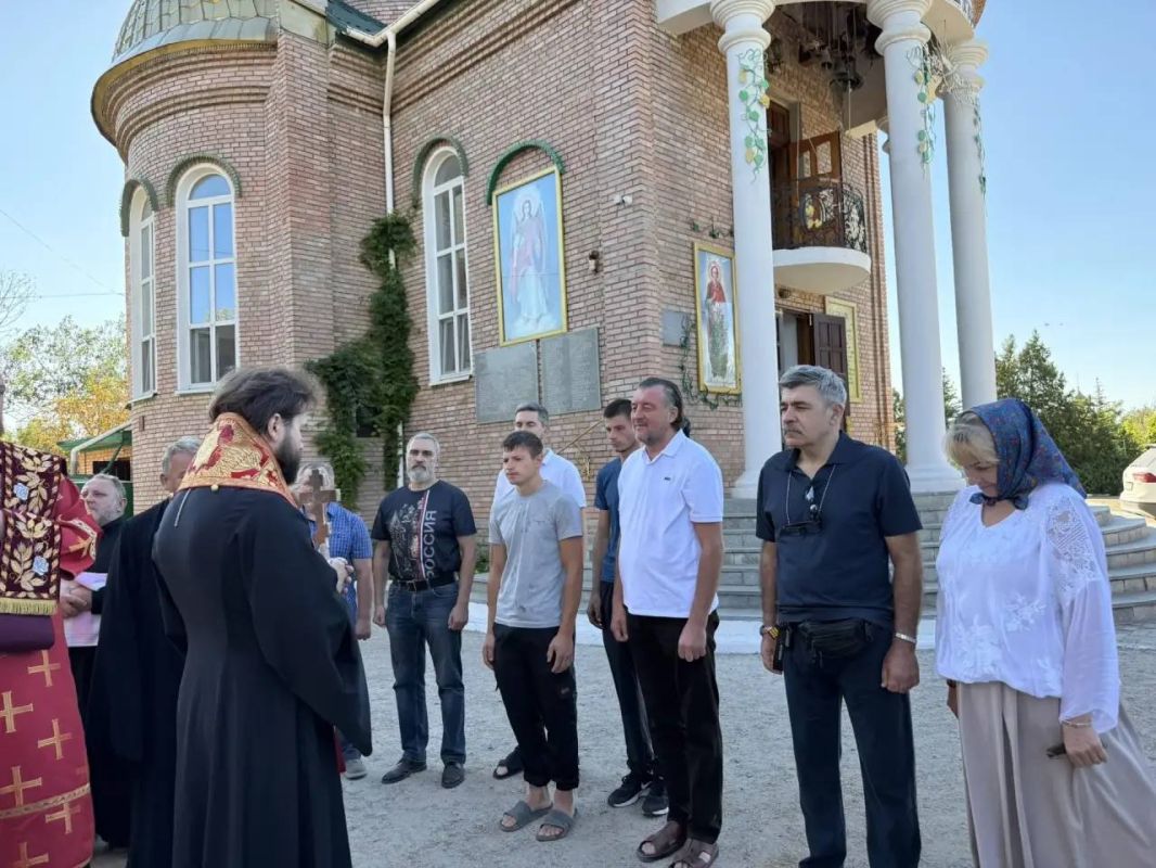 24 августа епископ Бердянский и Приморский Петр совершил молебен на территории Пантелеимоновского храма г. Бердянска и благословил поднять колокола на колокольню храма 24 августа епископ Бердянский и Приморский Петр совершил молебен на территории Пантелеимоновского храма г. Бердянска и благословил поднять колокола на колокольню храма