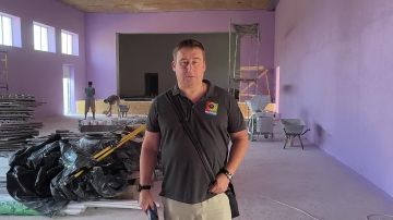 Каждый зал — новый цвет.. Такое решение реализовано в Таврическом доме культуры. Цвета яркие и радостные