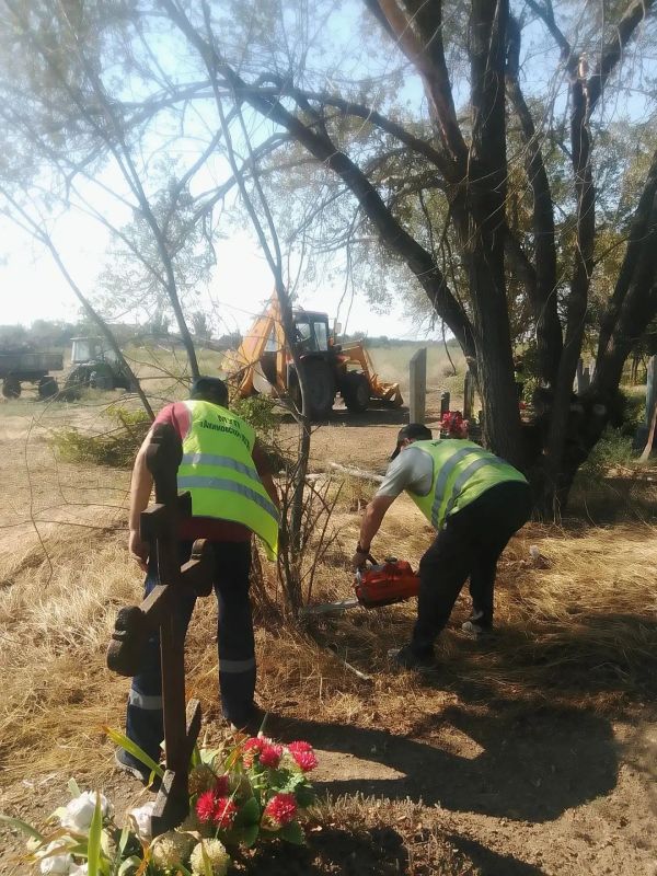 В Акимовке стартовали масштабные работы по благоустройству мест захоронений В Акимовке стартовали масштабные работы по благоустройству мест захоронений