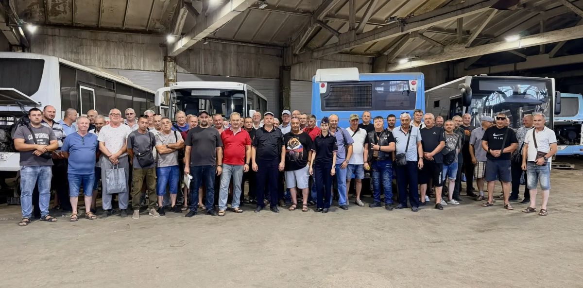 В рамках профилактики дорожно-транспортного травматизма и повышения уровня дисциплины среди водителей общественного транспорта, сотрудники Госавтоинспекции провели рабочую встречу с водительским составом ГУП «Автотранс...
