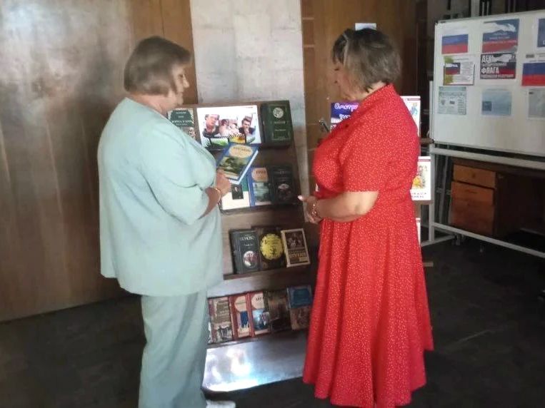 В Михайловской центральной библиотеке открылась книжная выставка ко Дню российского кино В Михайловской центральной библиотеке открылась книжная выставка ко Дню российского кино
