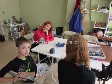 Сегодня в ДК "Горняк" прошло замечательное занятие в кружке прикладного и декоративного творчества "Лисёнки" под названием: "Пока любимая летняя пора"!