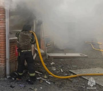 В Пологах пожарные МЧС ликвидировали возгорание на рынке после атаки БпЛА