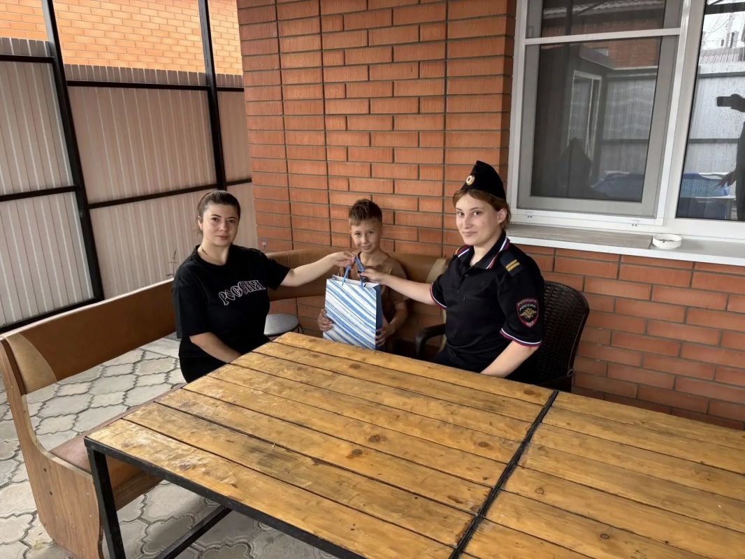 В преддверии нового учебного года сотрудники транспортной полиции Северо-Кавказского региона приняли участие в благотворительной акции «Помоги собраться в школу» В преддверии нового учебного года сотрудники транспортной полиции Северо-Кавказского региона приняли участие в благотворительной акции «Помоги собраться в школу»