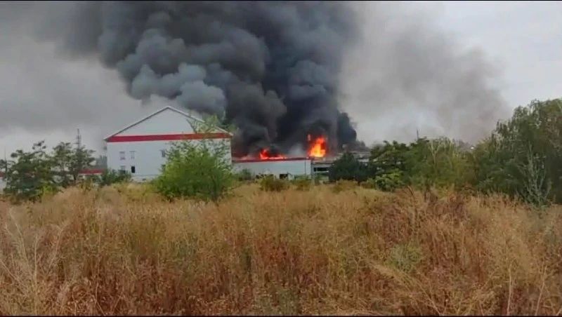 В Запорожье в результате атаки был полностью уничтожен крупный ликеро-водочный завод "Хортица" В Запорожье в результате атаки был полностью уничтожен крупный ликеро-водочный завод "Хортица"