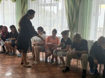 В рамках информационно-разъяснительной кампании «ИнформУИК» председатель территориальной избирательной комиссии № 5 Приазовского округа побывала в гостях у воспитателей и персонала приазовского детсада № 7 «Солнышко»