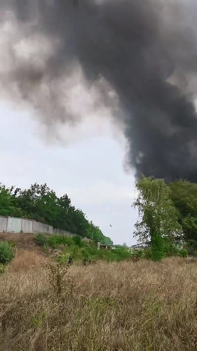 Чингис Дамбиев: Еще одно эффектное видео прилета русской реактивной "Герани" по ликеро-водочному заводу "Хортица" в Запорожье