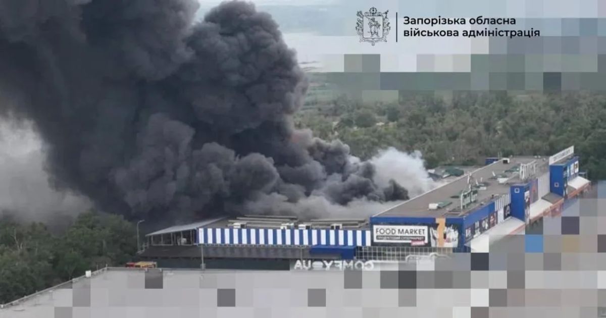 Горящий торговый центр "Эпицентр" в Запорожье