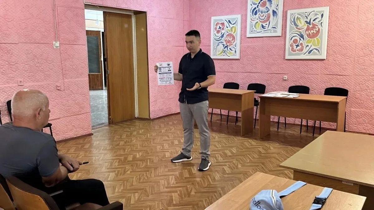 27 августа член территориальной избирательной комиссии №4 в рамках проекта «ИнформУИК» встретился с коллективами школ Мелитопольского района: Новгородковской СОШ № 22 и Новониколаевской СОШ № 23 27 августа член территориальной избирательной комиссии №4 в рамках проекта «ИнформУИК» встретился с коллективами школ Мелитопольского района: Новгородковской СОШ № 22 и Новониколаевской СОШ № 23