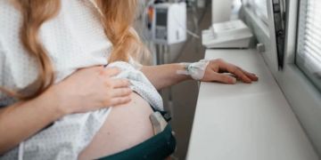12-летняя школьница из Запорожской области родила ребёнка в Ростове — предполагаемым отцом называют её 15-летнего брата