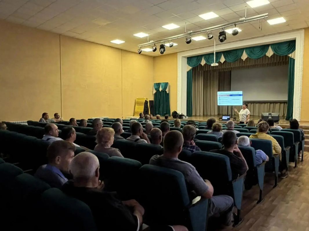 В последнюю неделю августа секретарь территориальной избирательной комиссии №4 активно встречалась с коллективами избирателей Акимовского муниципального округа, чтобы проинформировать их о выборах В последнюю неделю августа секретарь территориальной избирательной комиссии №4 активно встречалась с коллективами избирателей Акимовского муниципального округа, чтобы проинформировать их о выборах