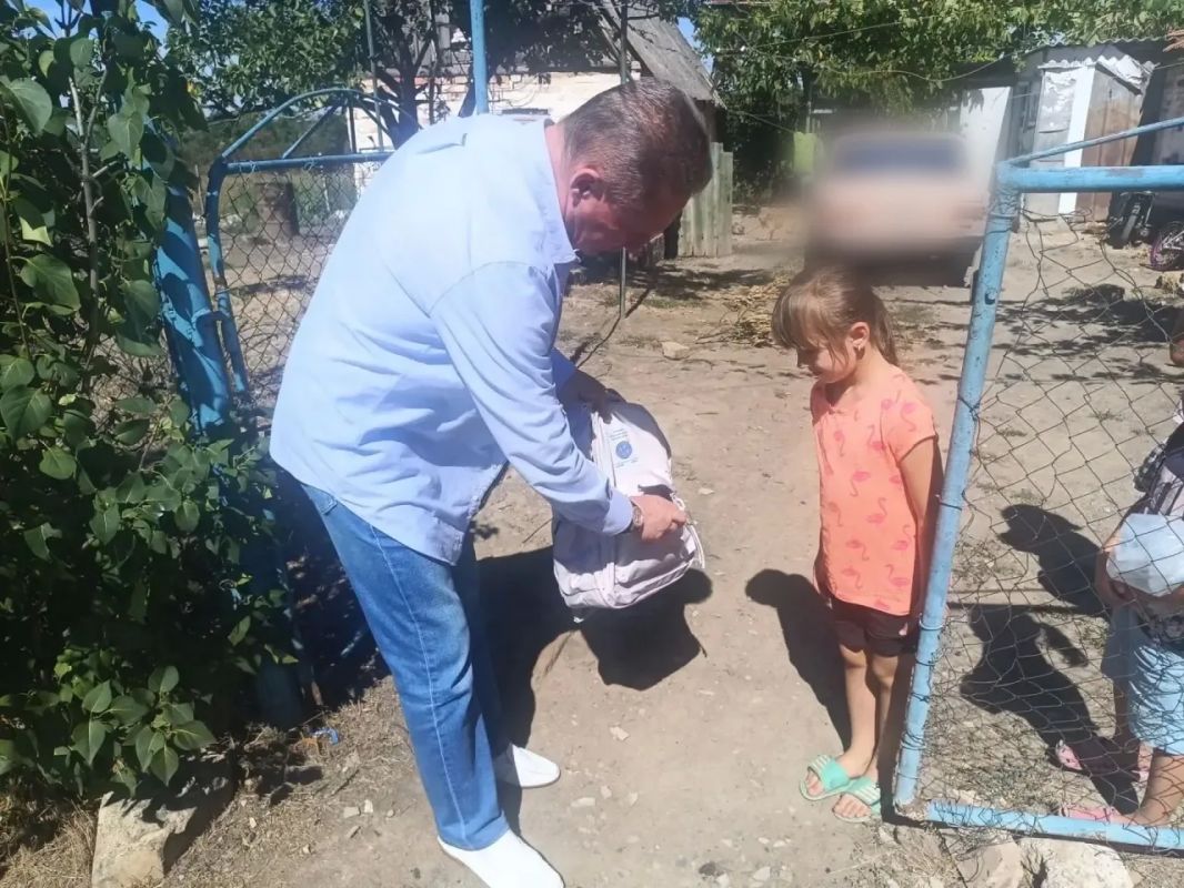 Ежегодно в рамках Всероссийской благотворительной акции «Собери ребенка в школу» мы помогаем семьям на подшефных территориях, обеспечивая первоклассников ко Дню знаний учебниками, канцелярскими принадлежностями и рюкзаками Ежегодно в рамках Всероссийской благотворительной акции «Собери ребенка в школу» мы помогаем семьям на подшефных территориях, обеспечивая первоклассников ко Дню знаний учебниками, канцелярскими принадлежностями и рюкзаками