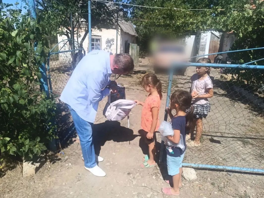 Ежегодно в рамках Всероссийской благотворительной акции «Собери ребенка в школу» мы помогаем семьям на подшефных территориях, обеспечивая первоклассников ко Дню знаний учебниками, канцелярскими принадлежностями и рюкзаками Ежегодно в рамках Всероссийской благотворительной акции «Собери ребенка в школу» мы помогаем семьям на подшефных территориях, обеспечивая первоклассников ко Дню знаний учебниками, канцелярскими принадлежностями и рюкзаками