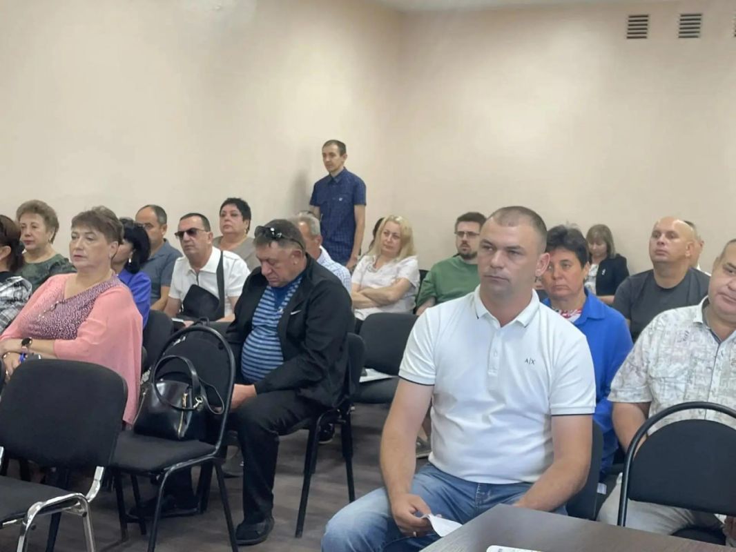 Глава Токмакского муниципального округа, секретарь местного отделения партии «Единая Россия» Александр Калмыков провел очередное еженедельное оперативное совещание с руководителями структурных подразделений администрации и... Глава Токмакского муниципального округа, секретарь местного отделения партии «Единая Россия» Александр Калмыков провел очередное еженедельное оперативное совещание с руководителями структурных подразделений администрации и...