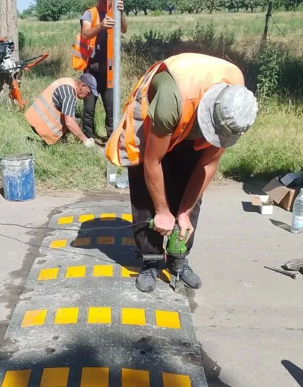ГУП «УАЗО» продолжает установку искусственных дорожных неровностей возле образовательных учреждений — готовим дороги к началу учебного года ГУП «УАЗО» продолжает установку искусственных дорожных неровностей возле образовательных учреждений — готовим дороги к началу учебного года