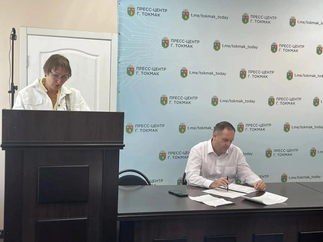 Глава Токмакского муниципального округа, секретарь местного отделения партии «Единая Россия» Александр Калмыков провел очередное еженедельное оперативное совещание с руководителями структурных подразделений администрации и... Глава Токмакского муниципального округа, секретарь местного отделения партии «Единая Россия» Александр Калмыков провел очередное еженедельное оперативное совещание с руководителями структурных подразделений администрации и...