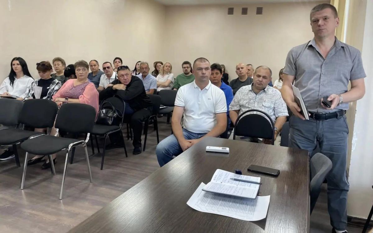 Глава Токмакского муниципального округа, секретарь местного отделения партии «Единая Россия» Александр Калмыков провел очередное еженедельное оперативное совещание с руководителями структурных подразделений администрации и... Глава Токмакского муниципального округа, секретарь местного отделения партии «Единая Россия» Александр Калмыков провел очередное еженедельное оперативное совещание с руководителями структурных подразделений администрации и...