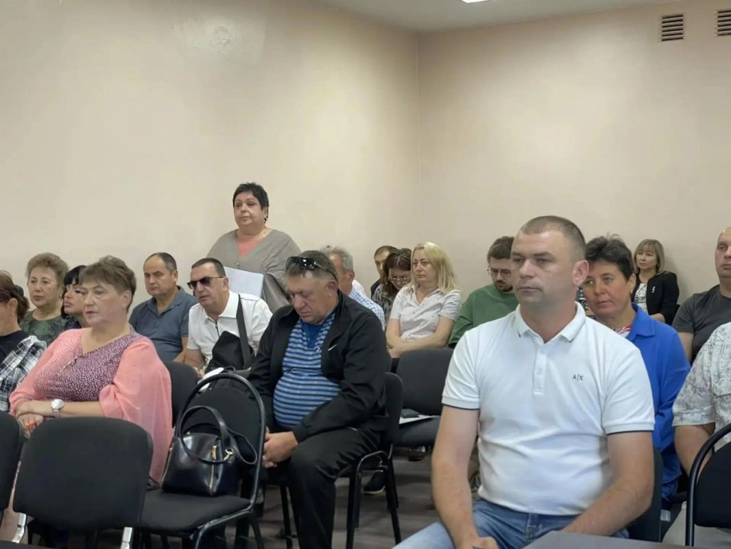 Глава Токмакского муниципального округа, секретарь местного отделения партии «Единая Россия» Александр Калмыков провел очередное еженедельное оперативное совещание с руководителями структурных подразделений администрации и... Глава Токмакского муниципального округа, секретарь местного отделения партии «Единая Россия» Александр Калмыков провел очередное еженедельное оперативное совещание с руководителями структурных подразделений администрации и...