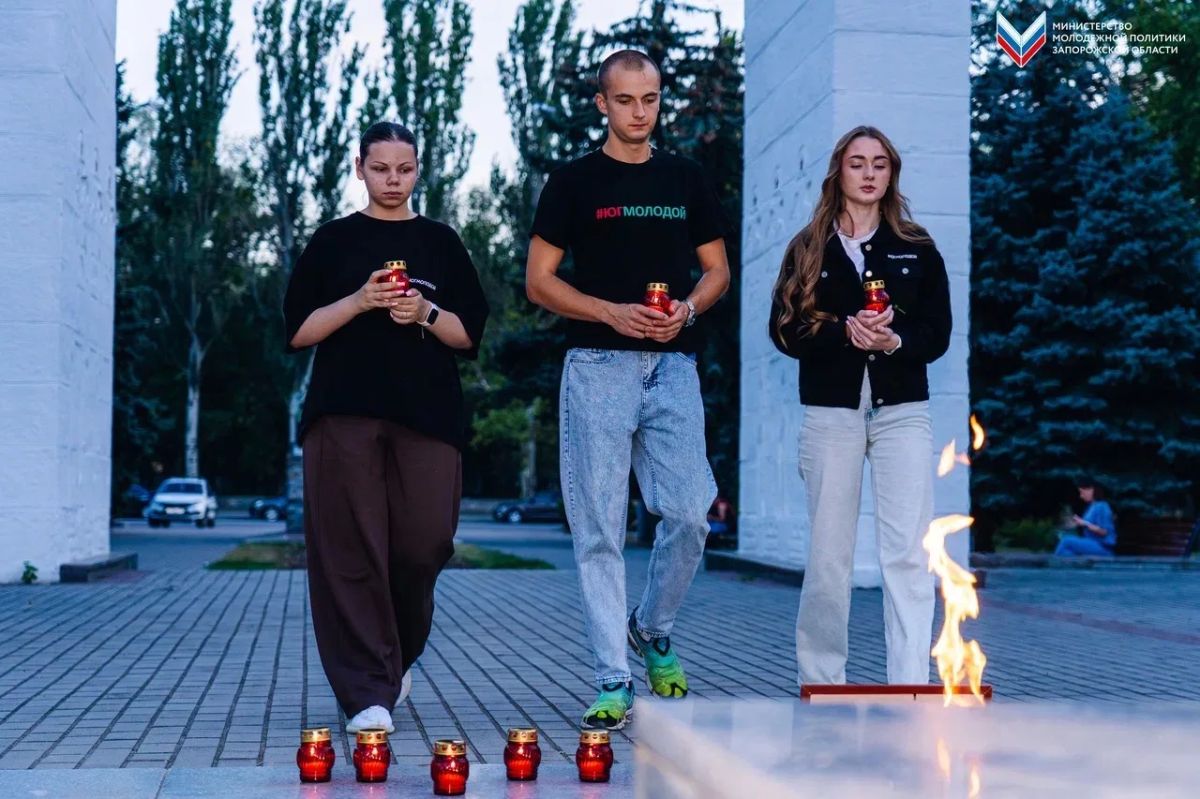 Молодёжь Запорожской области организовала стихийный мемориал на Братском кладбище и почтила память невинных жертв в страшной трагедии в Беслане Молодёжь Запорожской области организовала стихийный мемориал на Братском кладбище и почтила память невинных жертв в страшной трагедии в Беслане
