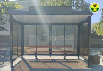 Продолжаем работы по замене остановочных павильонов в Мелитополе
