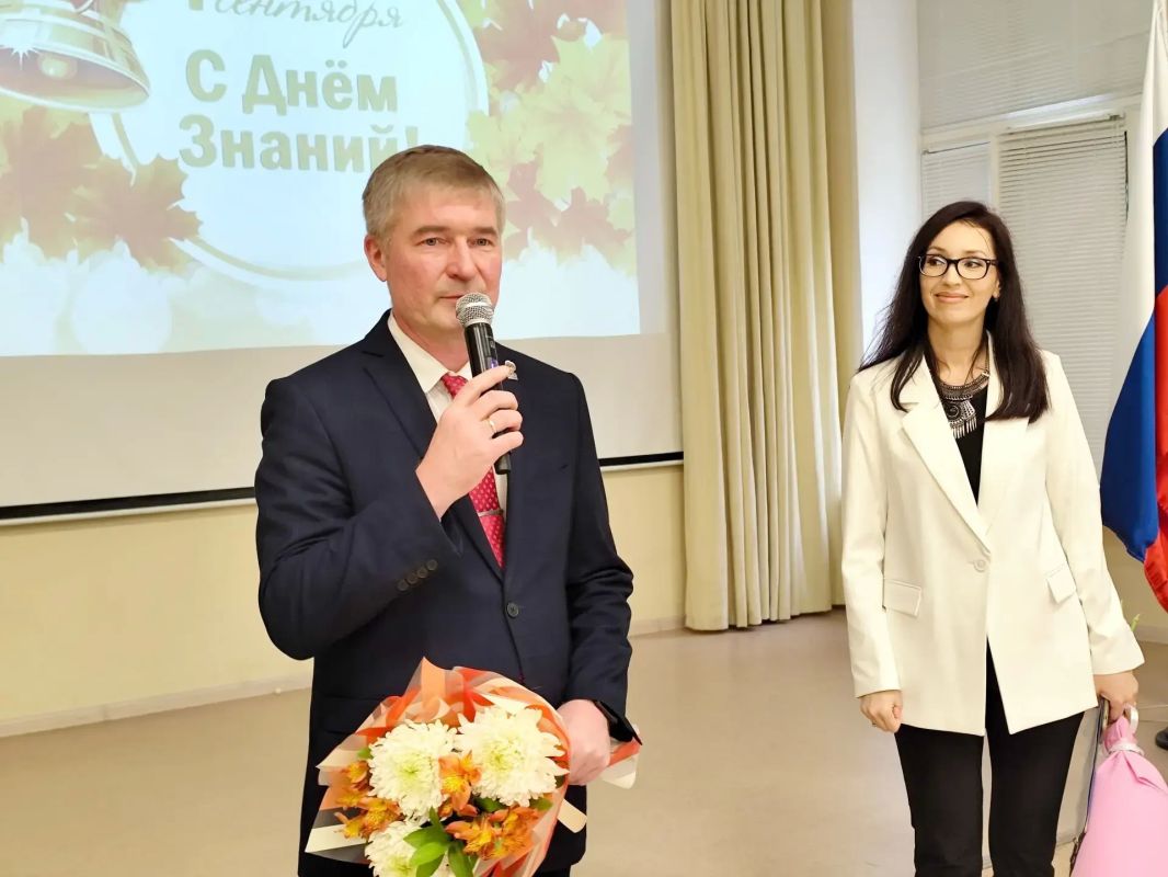 Игорь Гагаринов: С днем Знаний!. Сегодня, побывал на праздничной линейке в школе № 7. Поздравил с 1 сентября учителей и учащихся Игорь Гагаринов: С днем Знаний!. Сегодня, побывал на праздничной линейке в школе № 7. Поздравил с 1 сентября учителей и учащихся