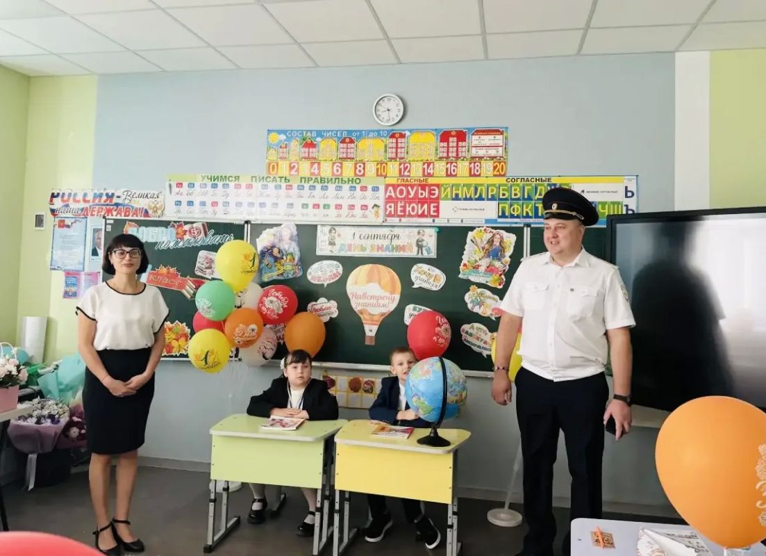 В День знаний руководитель региональной Госавтоинспекции провёл для первоклассников классные часы по безопасности на дороге В День знаний руководитель региональной Госавтоинспекции провёл для первоклассников классные часы по безопасности на дороге