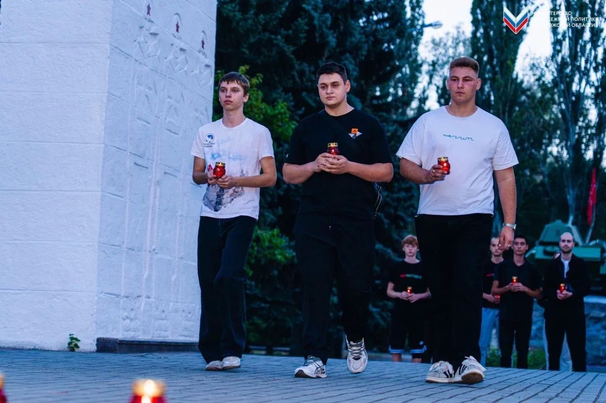 Молодёжь Запорожской области организовала стихийный мемориал на Братском кладбище и почтила память невинных жертв в страшной трагедии в Беслане Молодёжь Запорожской области организовала стихийный мемориал на Братском кладбище и почтила память невинных жертв в страшной трагедии в Беслане