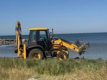 Сотрудники МБУ "Благоустройство Бердянск" навели порядок на пляже в районе Слободки