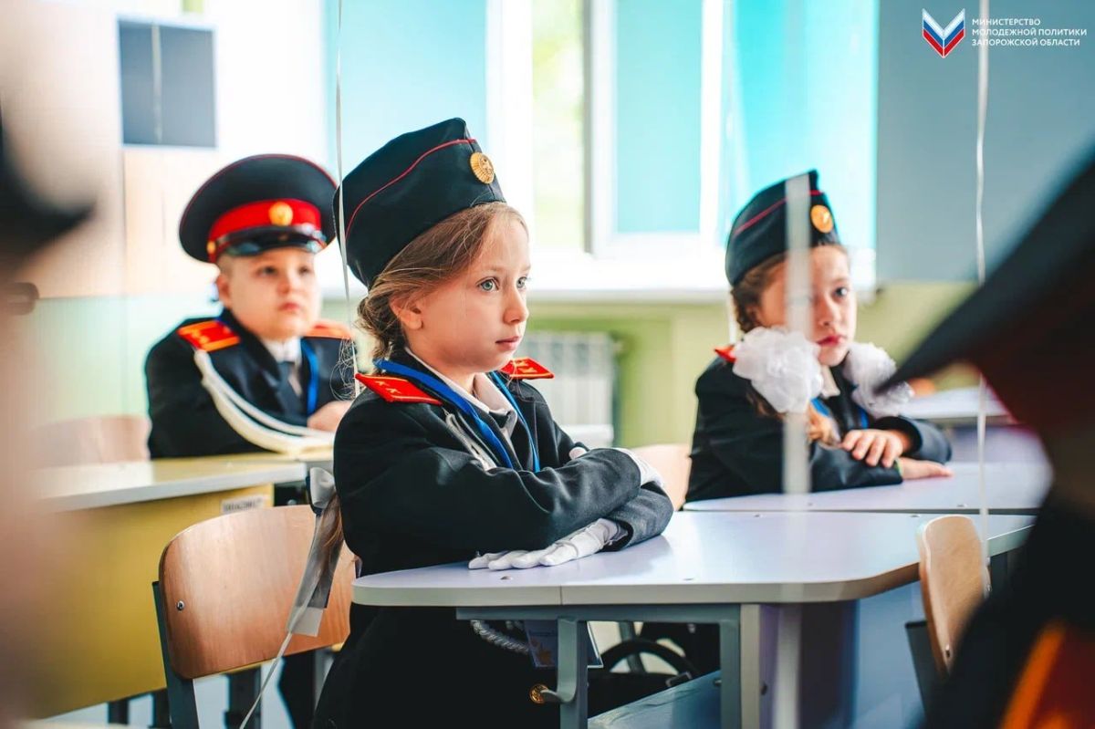 Первый раз в первый класс. В Мелитополе прошла Всероссийская акция «Быть рядом» 1 сентября, в День знаний, ветеран специальной военной операции сопроводил первоклассницу в школу и принял участие в классном часе — пообщался с... Первый раз в первый класс. В Мелитополе прошла Всероссийская акция «Быть рядом» 1 сентября, в День знаний, ветеран специальной военной операции сопроводил первоклассницу в школу и принял участие в классном часе — пообщался с...