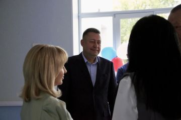 Дмитрий Алференко: Сегодня, в День знаний, вместе с первым заместителем Губернатора Запорожской области Оксаной Вьюник побывали в капитально отремонтированной школе № 13 Мелитополя