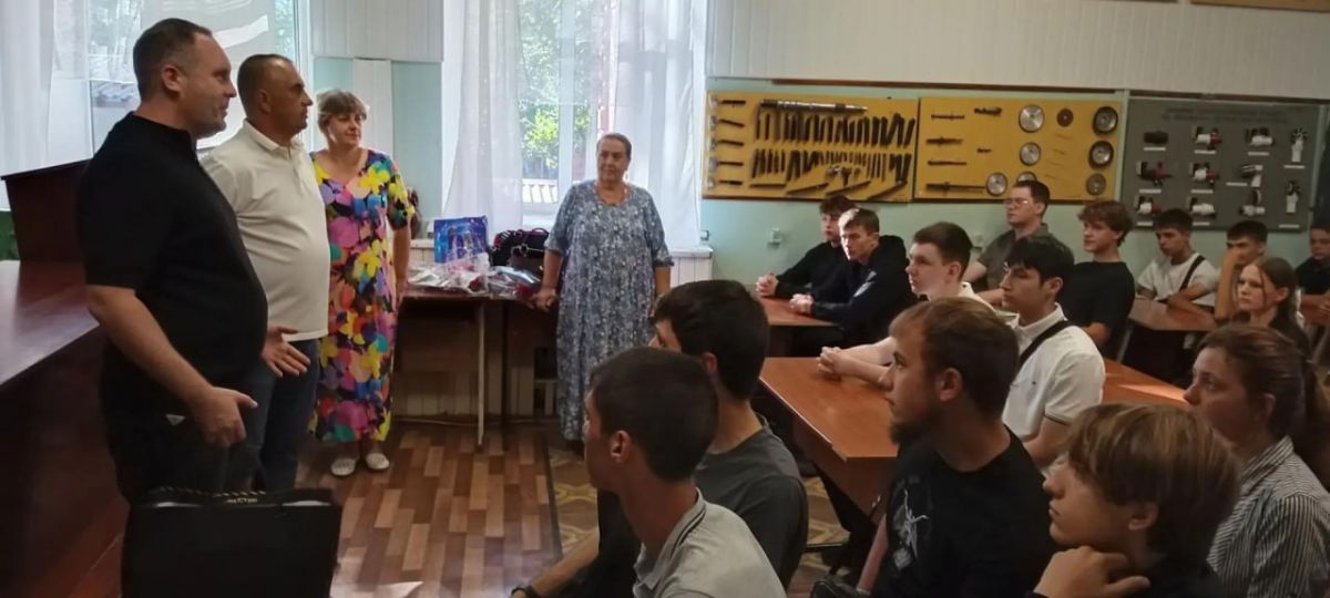 Глава Токмакского муниципального округа Александр Калмыков посетил Токмакский механический многопрофильный колледж и поздравил студентов - первокурсников с началом нового 2026-2027 учебного года Глава Токмакского муниципального округа Александр Калмыков посетил Токмакский механический многопрофильный колледж и поздравил студентов - первокурсников с началом нового 2026-2027 учебного года