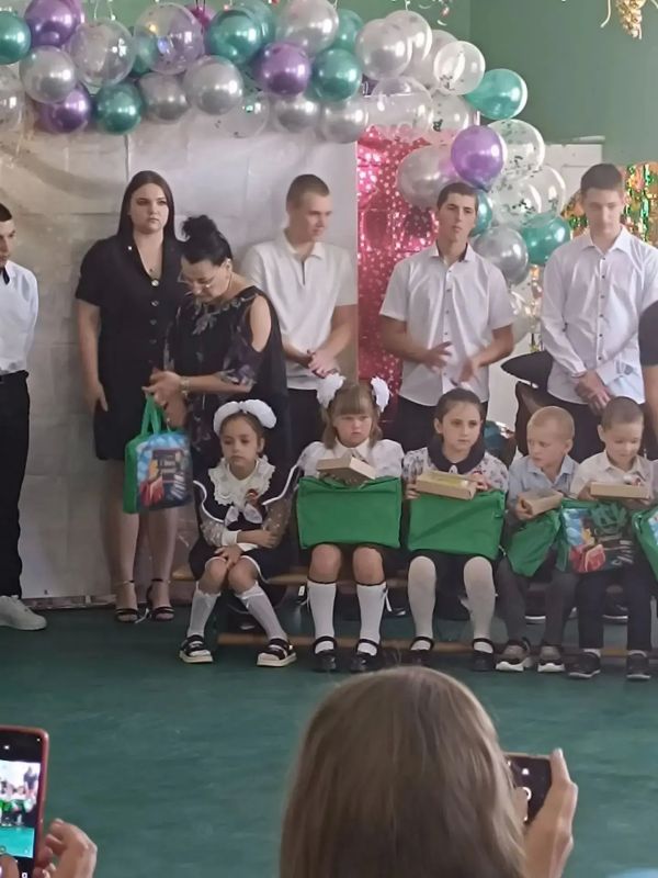Праздник знаний с заботой от шефов: первоклассники Акимовского округа получили подарки от Ярославской области Праздник знаний с заботой от шефов: первоклассники Акимовского округа получили подарки от Ярославской области