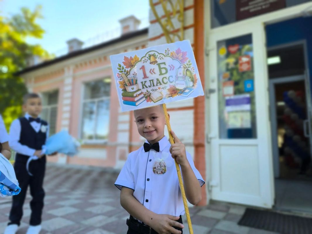 Сегодня для более чем двадцати трех миллионов детей по всей нашей необъятной стране прозвучит первый в этом учебном году школьный звонок Сегодня для более чем двадцати трех миллионов детей по всей нашей необъятной стране прозвучит первый в этом учебном году школьный звонок