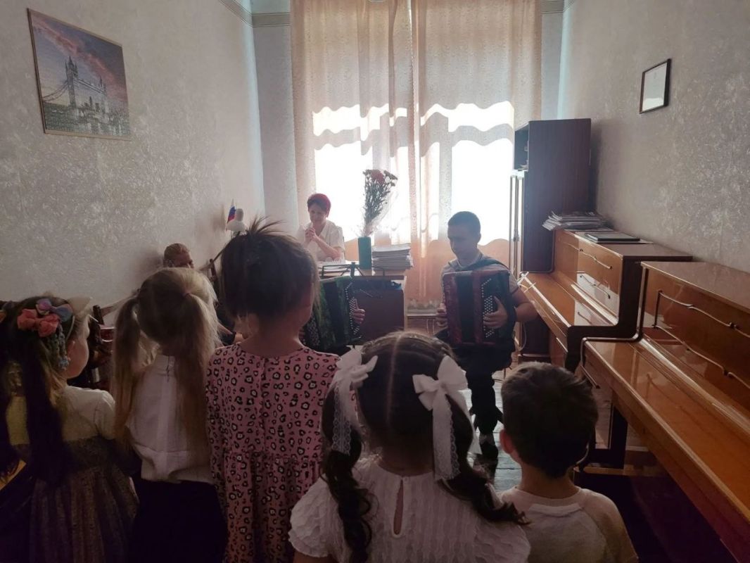 День знаний в Токмакской детской школе искусств: первое знакомство с миром творчества День знаний в Токмакской детской школе искусств: первое знакомство с миром творчества