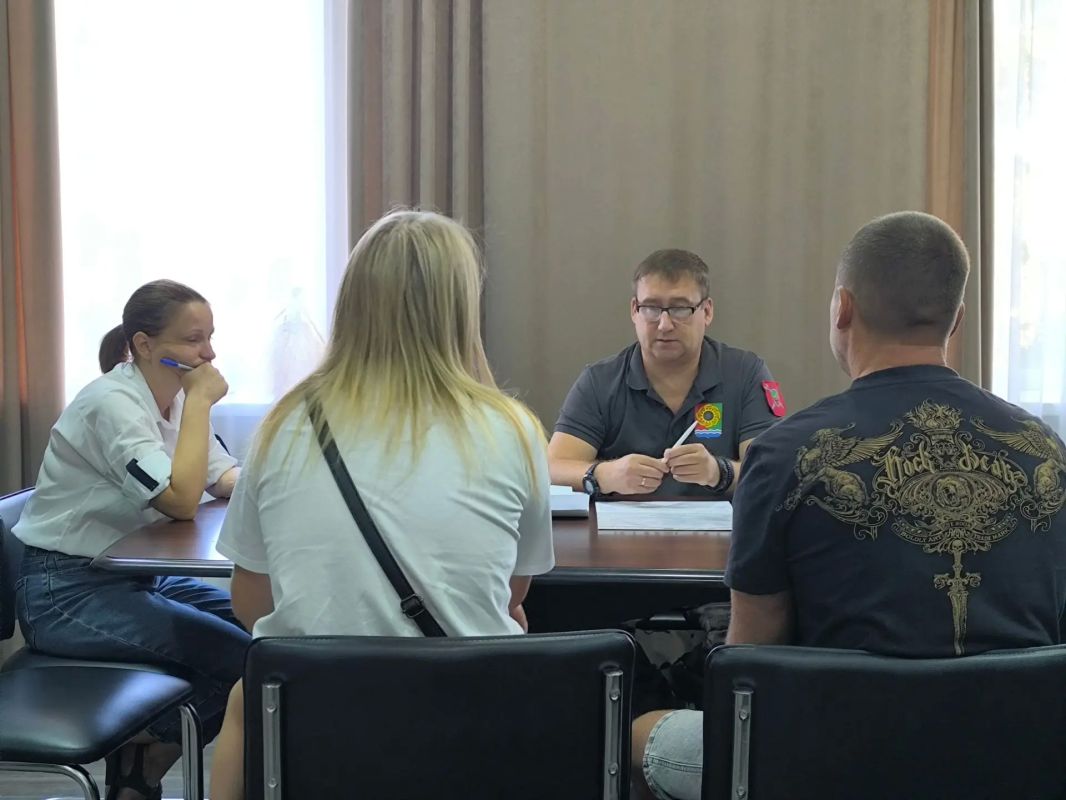 Сегодня на личном приеме граждан кроме решения насущных проблем занимались укреплением добрососедских отношений) Сегодня на личном приеме граждан кроме решения насущных проблем занимались укреплением добрососедских отношений)