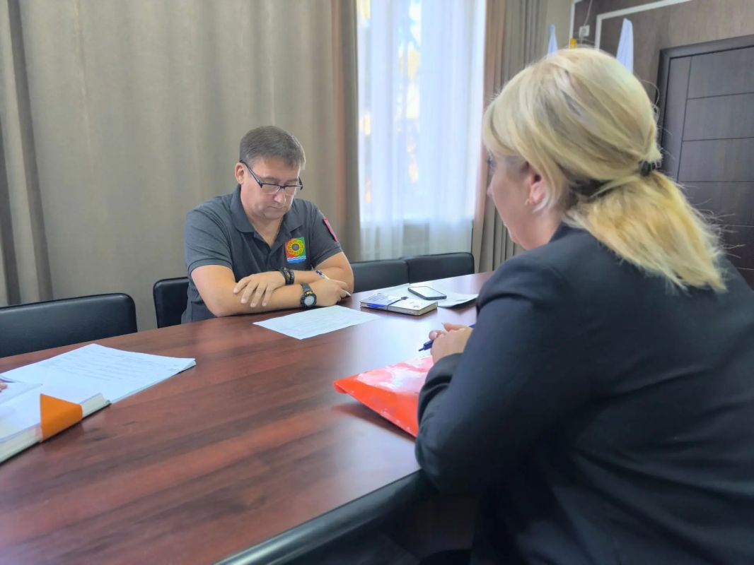Сегодня на личном приеме граждан кроме решения насущных проблем занимались укреплением добрососедских отношений) Сегодня на личном приеме граждан кроме решения насущных проблем занимались укреплением добрососедских отношений)