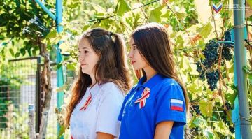 Мелитопольцам раздали памятные ленты ко Дню Победы над милитаристской Японией