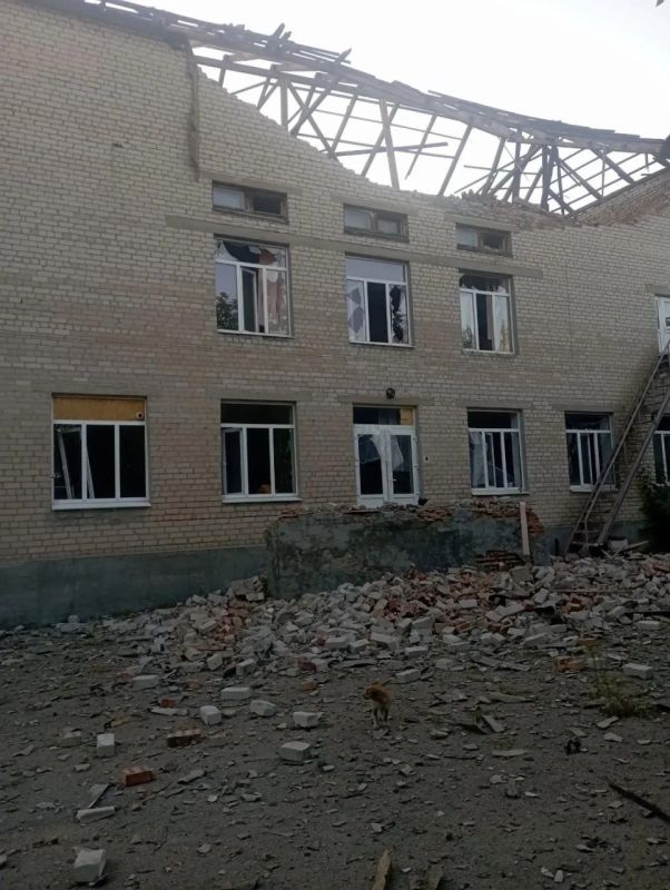Школа в селе Скельки Васильевского МО попала под массированную атаку БпЛА ВСУ Школа в селе Скельки Васильевского МО попала под массированную атаку БпЛА ВСУ