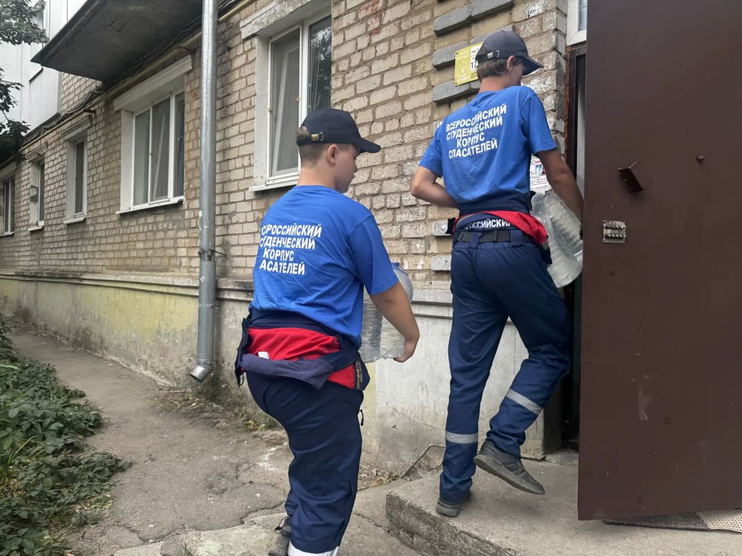 Добровольцы Запорожского РО ВСКС продолжают помогать бердянцам, доставляя питьевую воду Добровольцы Запорожского РО ВСКС продолжают помогать бердянцам, доставляя питьевую воду