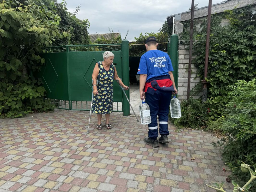 Добровольцы Запорожского РО ВСКС продолжают помогать бердянцам, доставляя питьевую воду Добровольцы Запорожского РО ВСКС продолжают помогать бердянцам, доставляя питьевую воду
